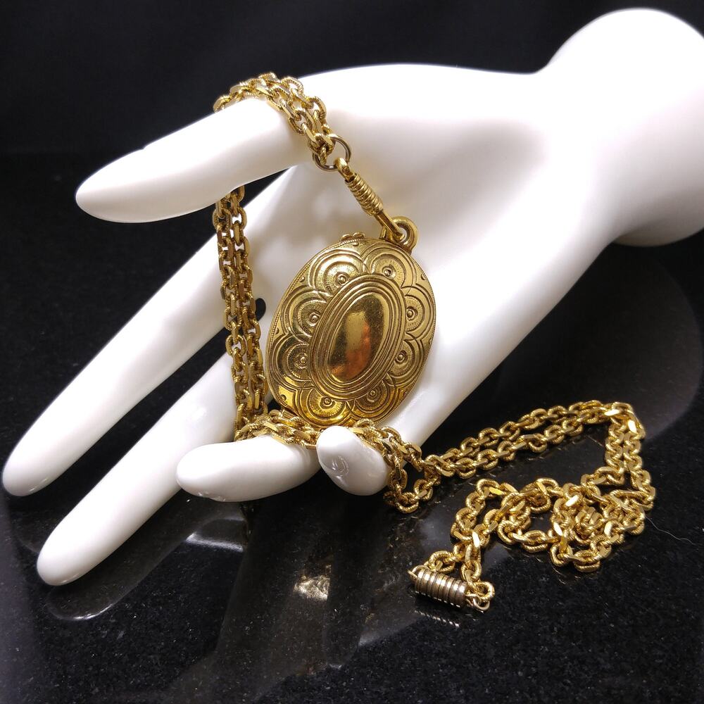 Vintage Keepsake Locket Necklace, Gold Tone, Snap Clasp, 1970s Vintage Jewelry
